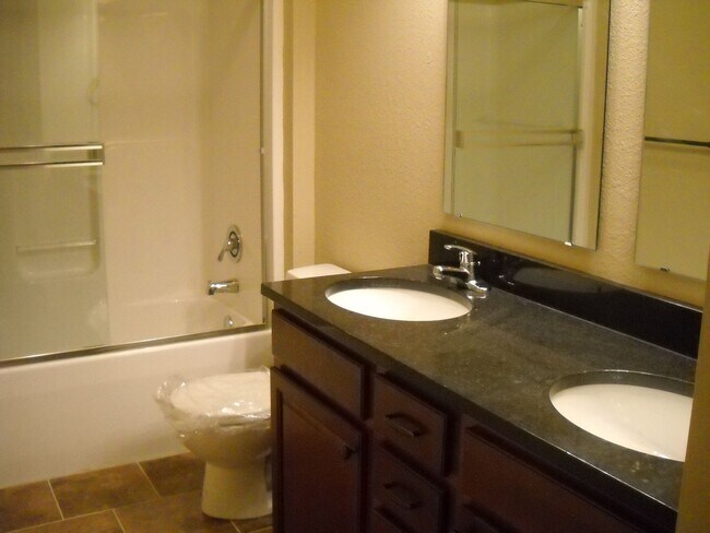 Building Photo - 2 Bedroom 2.5 Bath Townhouse