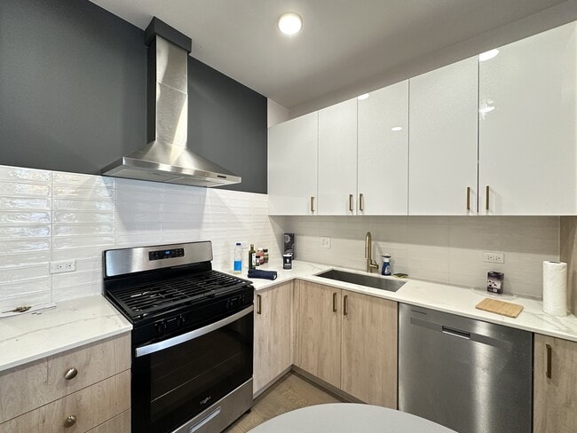 Building Photo - 841 N Mozart St