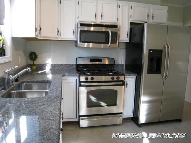 Building Photo - 10 Evergreen Ave