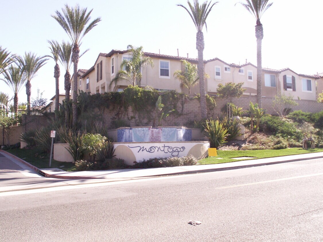 Primary Photo - Beautiful 2 Bedroom Condo