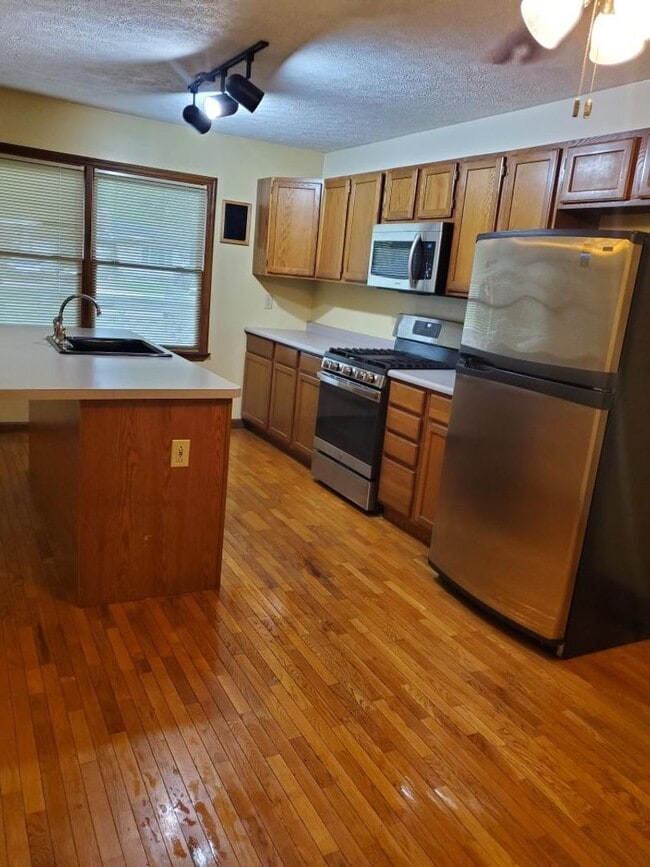 Building Photo - Adorable 3BR 1BA Home w/ Laundry near Sycamore Twp  3BR SFR • Stainless Appliances • Large Yard i...