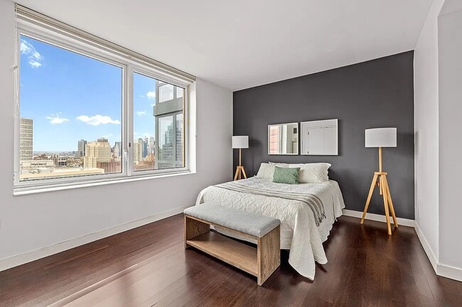 Building Photo - 306 Gold St