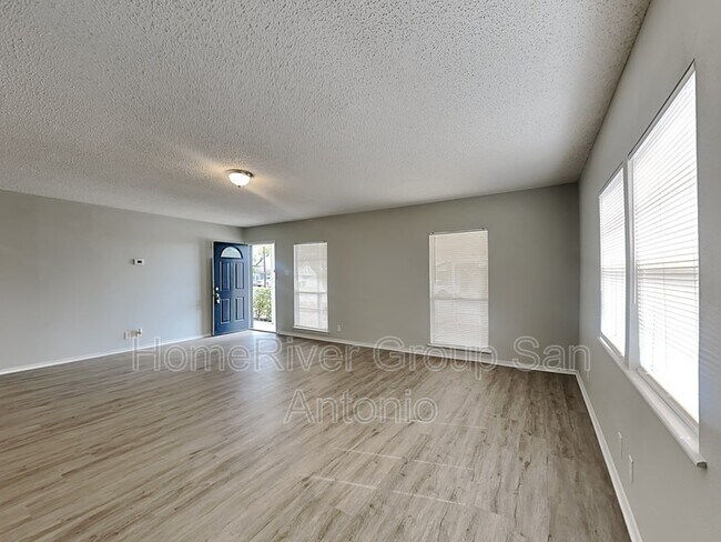 Building Photo - 911 Hickory Hill Dr
