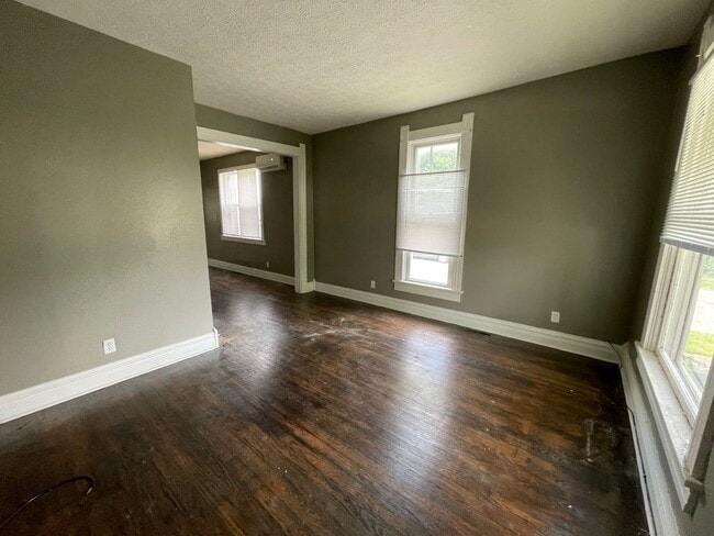 Building Photo - 2 Bedroom, 1.5 Bathroom Duplex