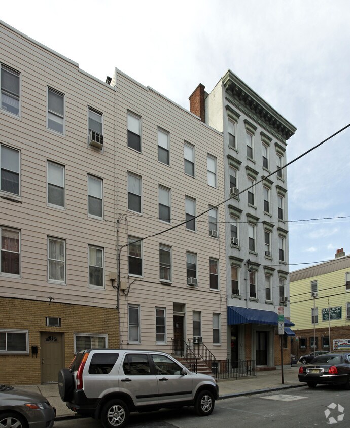 Foto principal - 330 Adams St