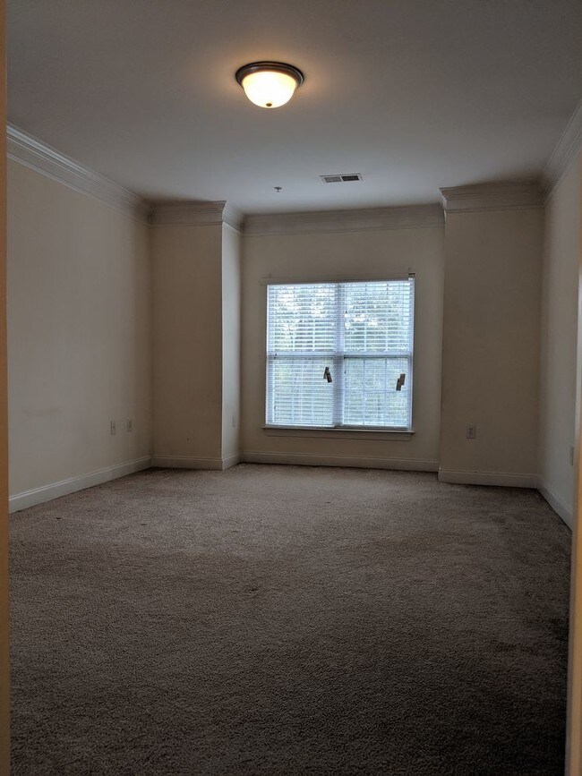 Building Photo - Spacious two bedrooms/two bathrooms condo