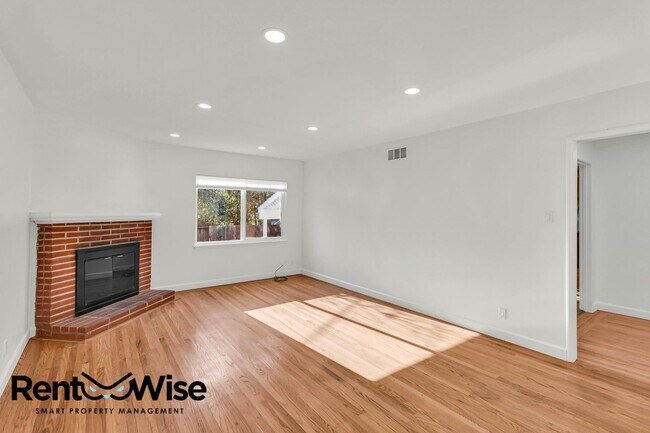 Foto del edificio - 838 Crompton Rd