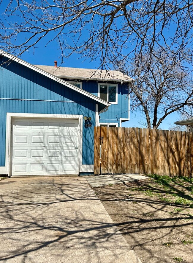 Building Photo - Spacious 3 Bedroom 2.5 Bath in Englewood! ...