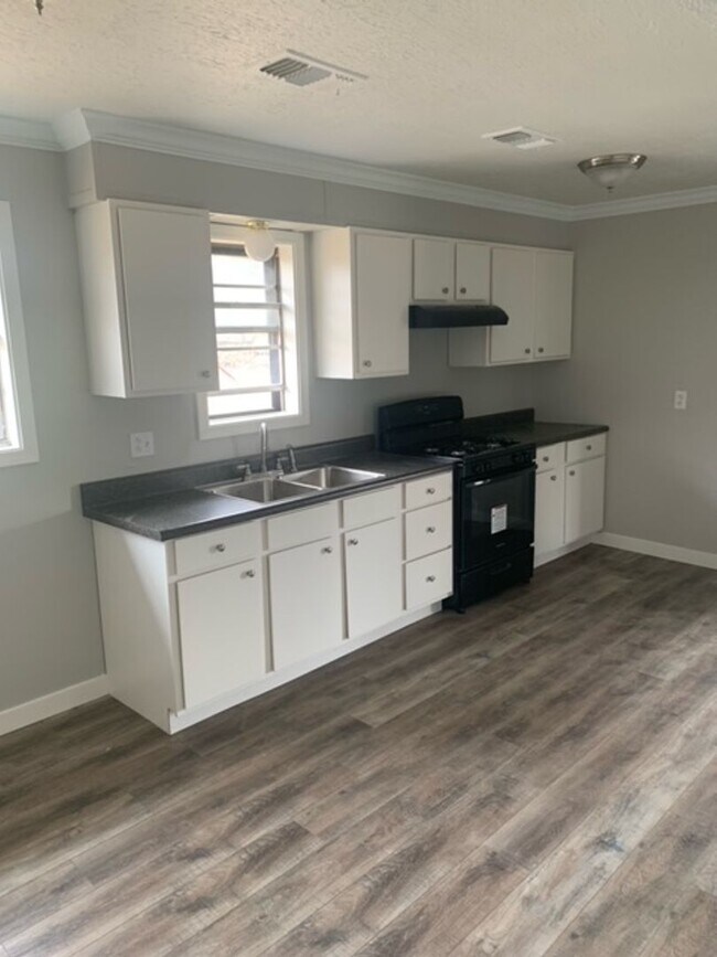 Building Photo - Renovated 3 Bedroom 1 Bath Home for Rent!