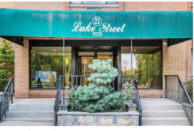 Front of building - 21 Lake St