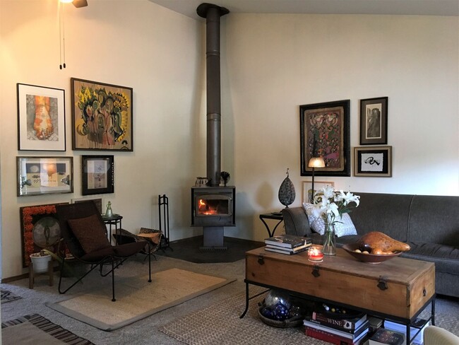 Building Photo - Charming Split Level in NE Bend - HUGE Yard!