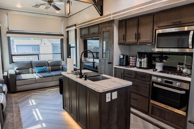 Building Photo - Turn-Key Park Model in Yuma Foothills – Fu...