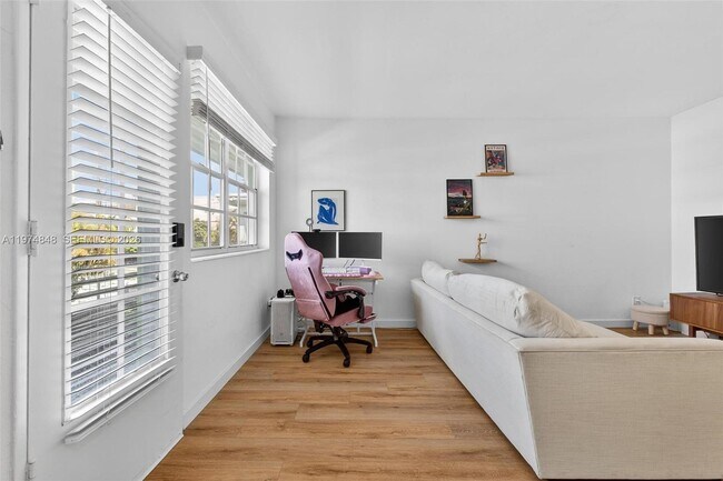 Foto del edificio - 8600 Byron Ave