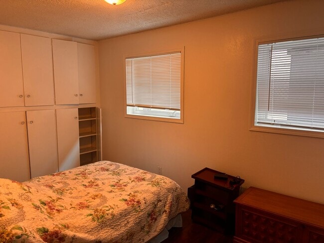 Building Photo - Turnagain 2 Bed / 1 Bath House!