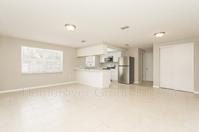 Foto del edificio - 7733 Candle Dr