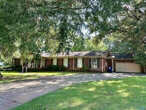 Building Photo - 4010 Medford Dr SE