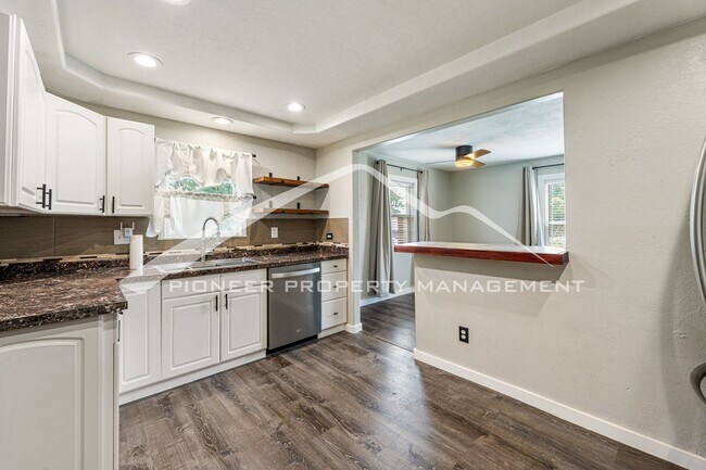 Foto del edificio - Charming single family home with fully fenced yard