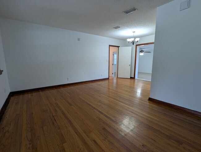 Foto del edificio - Adorable 3/2 with updated kitchen and full...