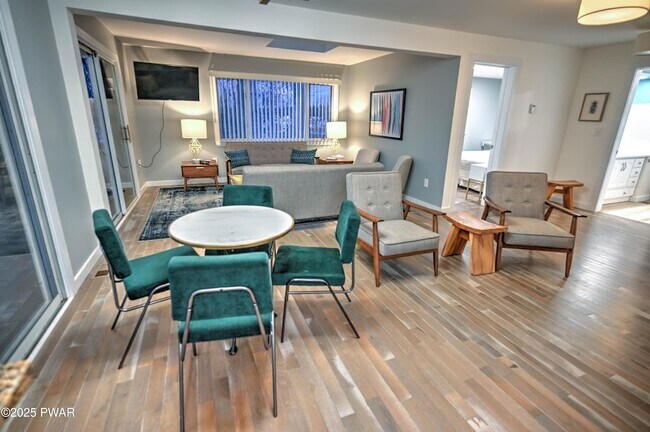 Foto del edificio - 413 Sunset Forest Dr