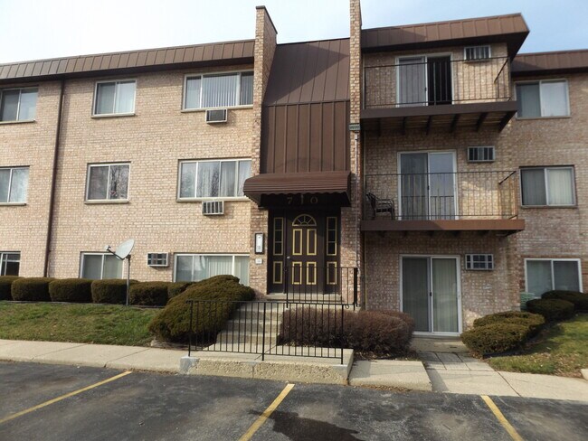 Building Photo - 710 W Huntington Commons Rd