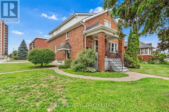 Building Photo - 493 College St