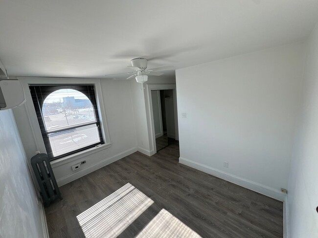 Building Photo - Spacious 1 Bedroom Apartment