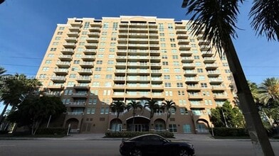 Building Photo - 2665 SW 37th Ave