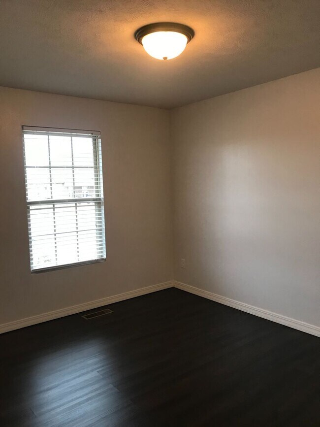 Foto del edificio - 3 bedroom 2 bath house.  Fenced yard