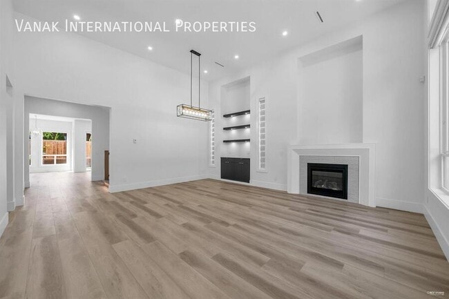 Building Photo - 5238-5236 6 Ave