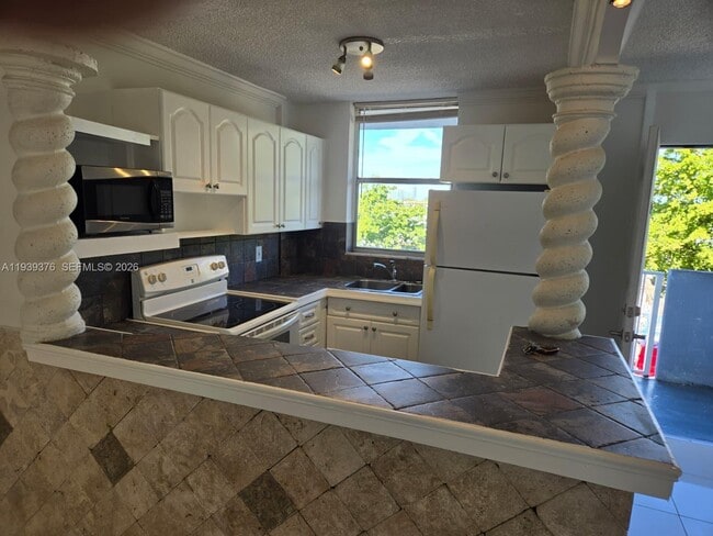 Building Photo - 1801 S Treasure Dr