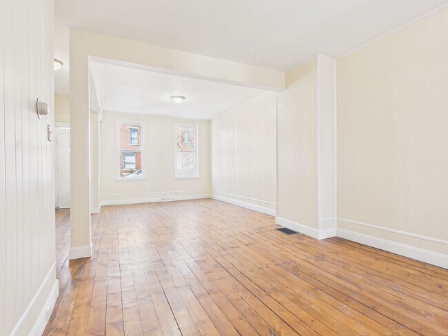 Foto del edificio - Large 4 Bedroom Single Family on Reily St.