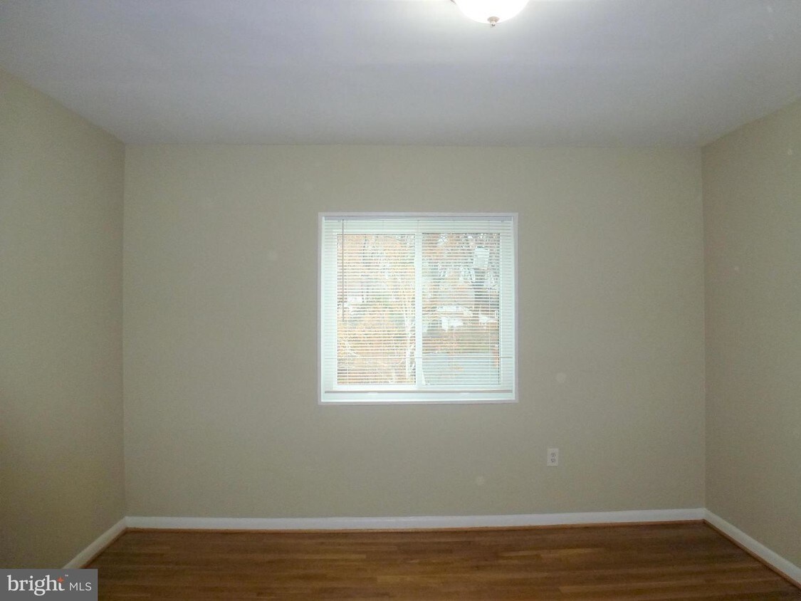 Primary Photo - 500 Thayer Ave