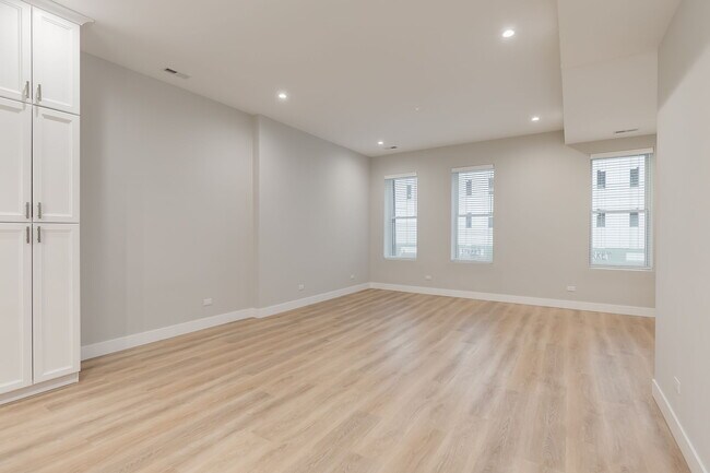 Foto del edificio - 864 N State St