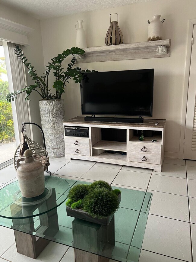 Foto del edificio - 5780 Fernley Dr W