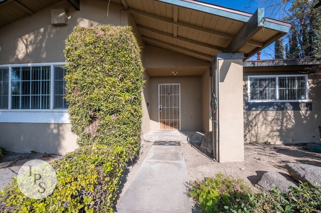 Building Photo - Kerman Westside Large 3 Bedroom Home, 1628...