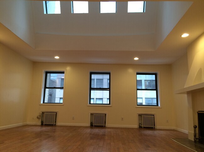 Building Photo - 28 W 44th St