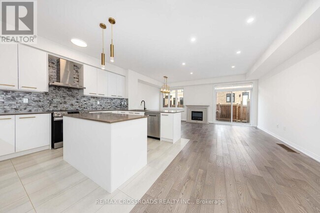 Building Photo - 67 Mallery St