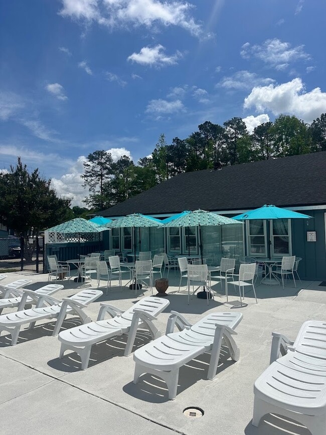 Building Photo - Pinecrest Village