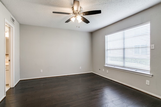 Building Photo - 5831 Sandhurst Ln
