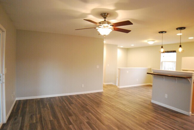Building Photo - 1740 Linmar Dr NE