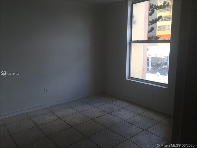 Building Photo - 2075 NE 164th St