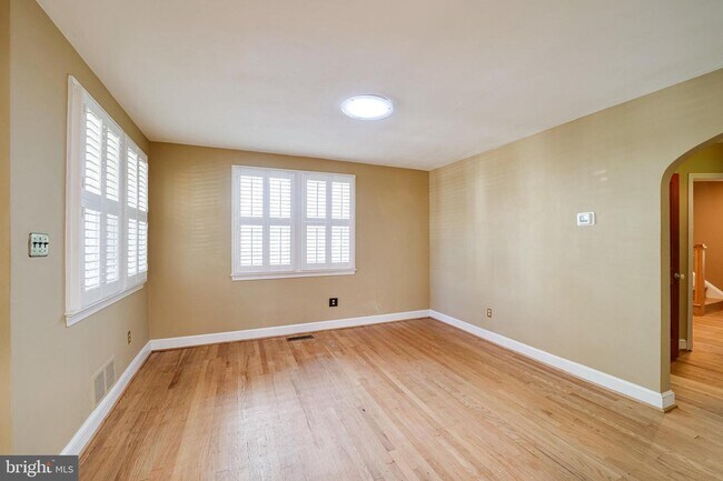 Building Photo - 609 Little St