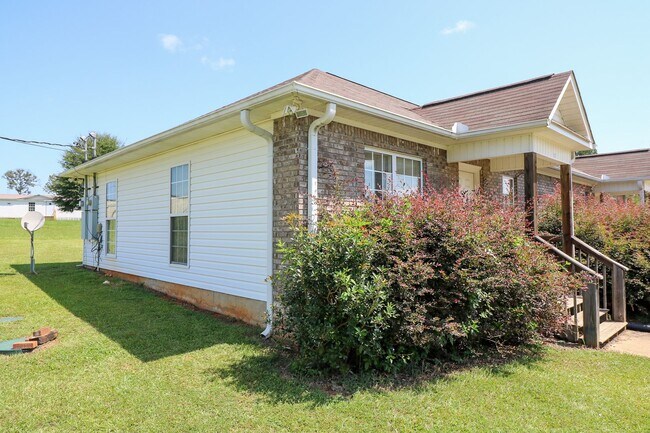 Building Photo - Adorable Duplex in Pell City