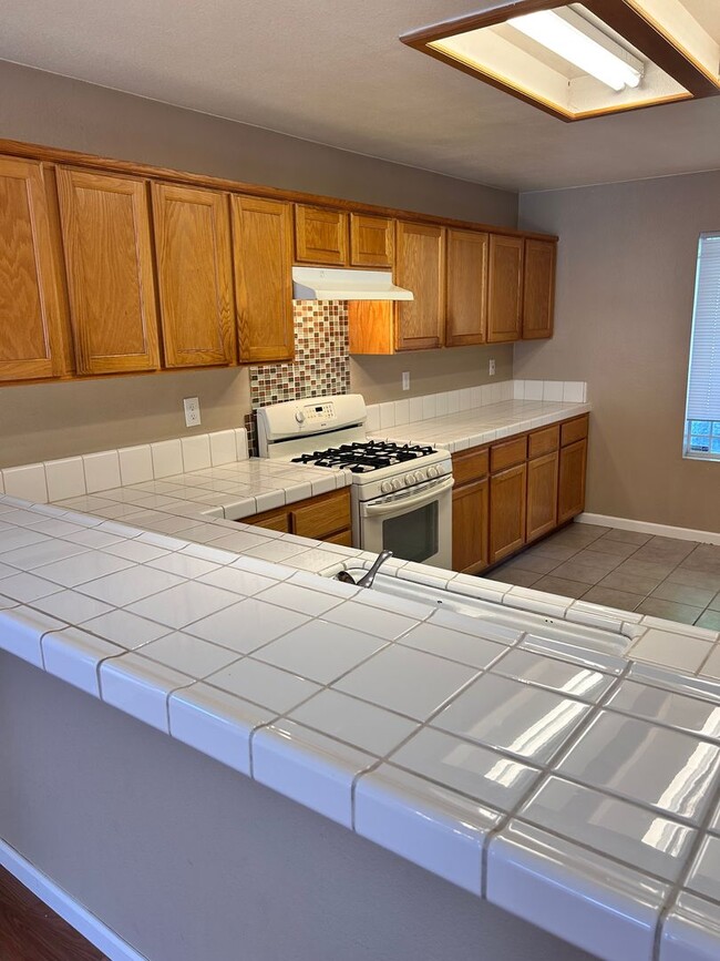 Building Photo - 3 Bedroom/2 Full Bathrooms Stockton