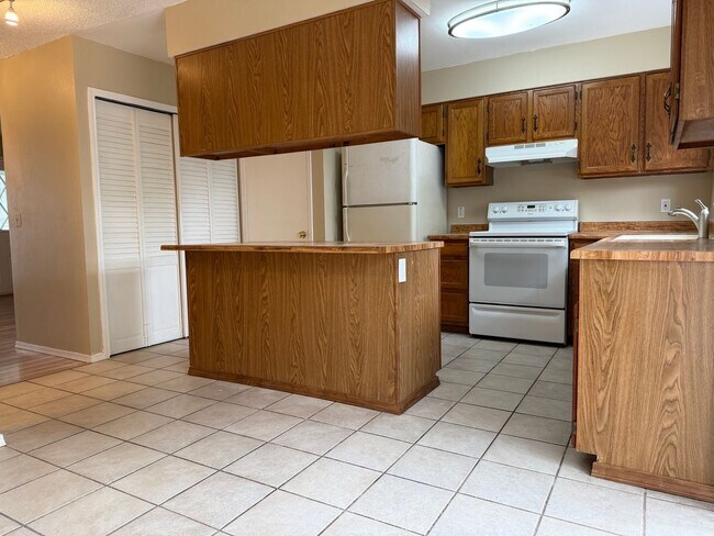 Building Photo - 3 bed/2.5 bath townhome available for rent