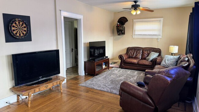 Building Photo - 4BR/2BA Remodeled house, walking distance ...