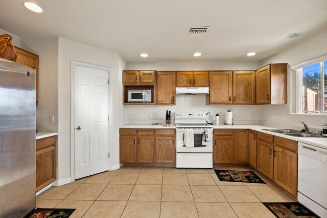Foto del edificio - 3BR Home w/Fenced yard and Garage-1 Block to Colorado River