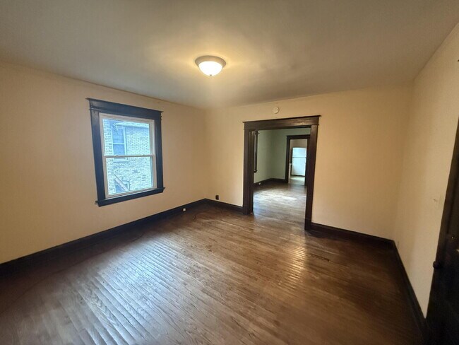 Foto del edificio - West Side 2BR Upper with Amazing Front Porch