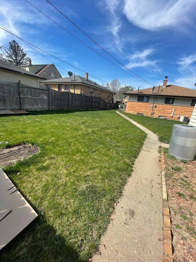 Building Photo - Beautiful 2 Bedroom Single Home!! Fenced i...
