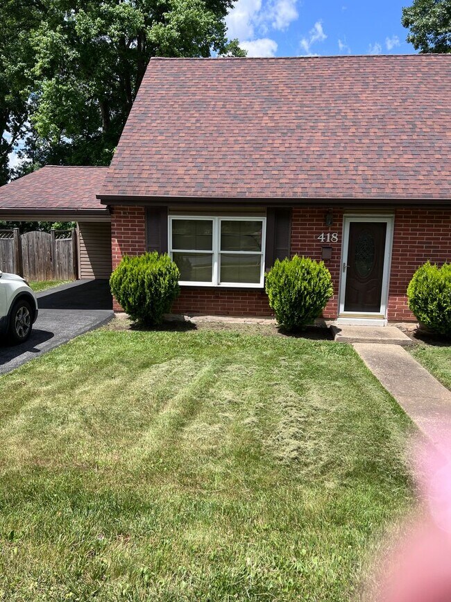 Foto del edificio - Charming 4-Bedroom Single Family Townhome ...